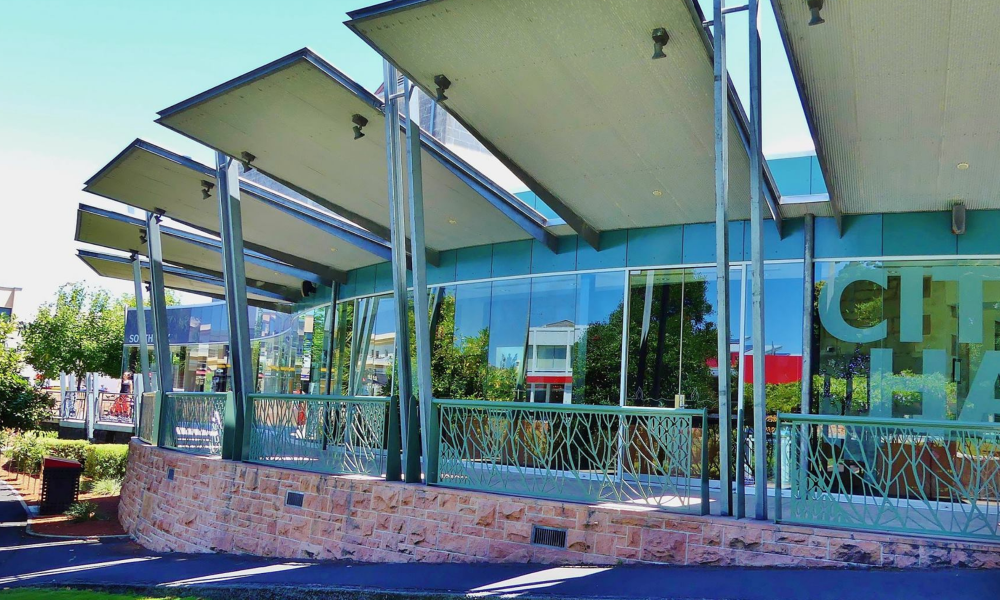 The City Hall is located within the Riddoch Arts and Cultural Centre overlooking the Cave Garden/Thugi.