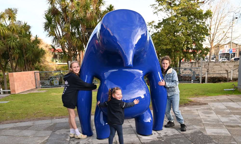 Beth, Caitlin and Grace with Cast in Blue.