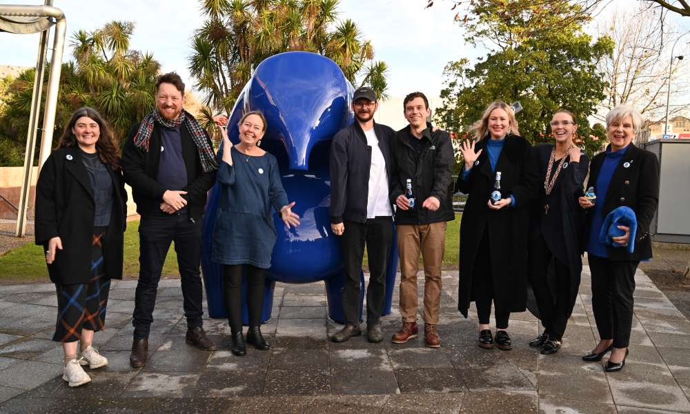 The Riddoch Arts and Culture Centre team Saskia Scott, Chris Clements, Rachel Burke, Ashleigh Whatling and Grace Forgan with Huna Studio artists Tom Proctor and Mitch Walker with Mayor Martin.