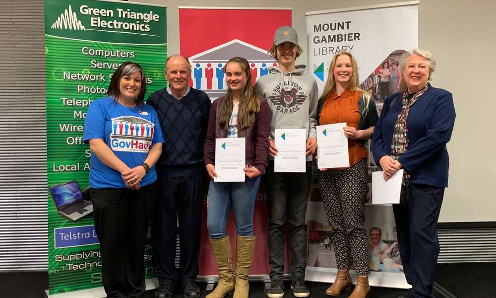City of Mount Gambier Library Youth Services Coordinator Terasa Nearmy (left), Friends of the Library sponsor John Cranwell with youth node winners Elly Bachmann, Dale Bachmann and Lilli Fulwood and Friends of the Library sponsor Lee Cranwell.