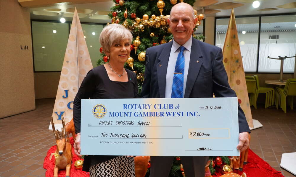 Rotary Club of Mount Gambier West President Greg Appleyard presents a donation of $2000 to Mayor Lynette Martin for the Mount Gambier Community Mayor’s Christmas Appeal.