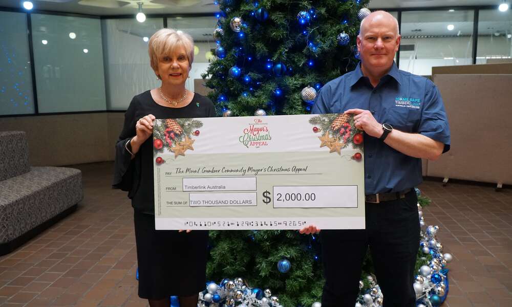 Timberlink Australia General Manager Mark Eaton presented Mayor Martin with a $2,000 cheque for the Mount Gambier Community Mayor’s Christmas Appeal. “Timberlink Tarpeena is pleased to contribute to the Mount Gambier Community Mayor’s Christmas Appeal, supporting our local community members in need during the festive season,” Mr Eaton said.